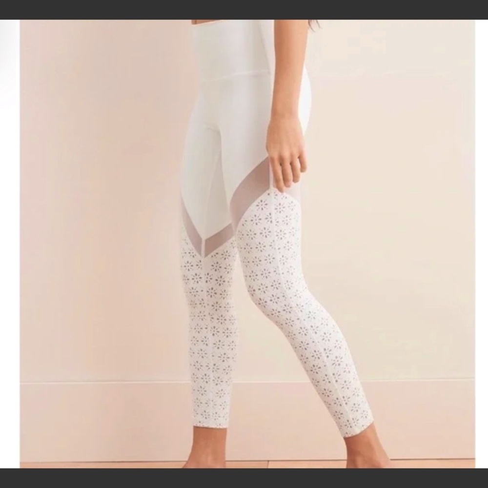 NWT Aerie chill play move white leggings with flower cutout detailing. Size XS